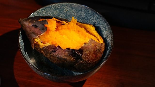 A photo of a cooked sweet potatoe insde a bowl.
